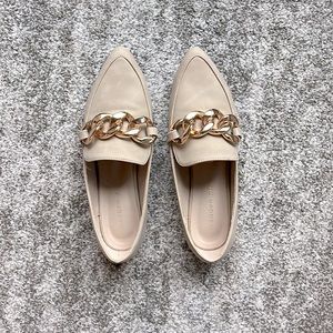 EUC Steve Madden Famed Flats with Gold Chain never worn outside